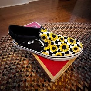 CANVAS CLASSIC SLIP-ON VANS.  New without tags, never worn